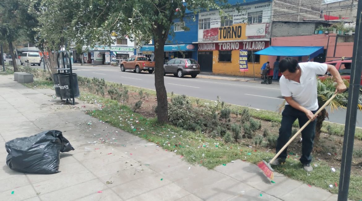 Simpatizantes de Adán Augusto recolecta basura