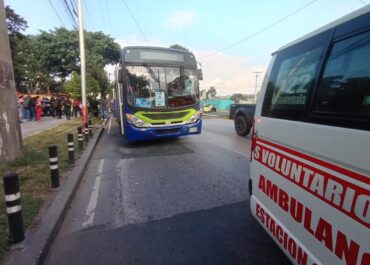 Dos personas heridas durante asalto a bus en la zona 3