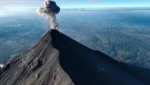 El volcán de Fuego emite columnas de ceniza que podrían afectar la capital y sus alrededores; autoridades piden precaución.