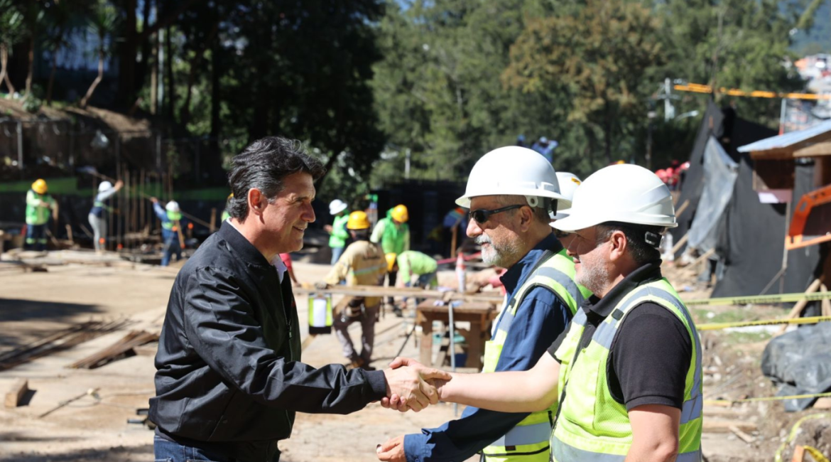 El Alcalde Ricardo Quiñonez anuncia que la construcción del Nuevo Puente Adolfo Mijangos López está en su fase final.