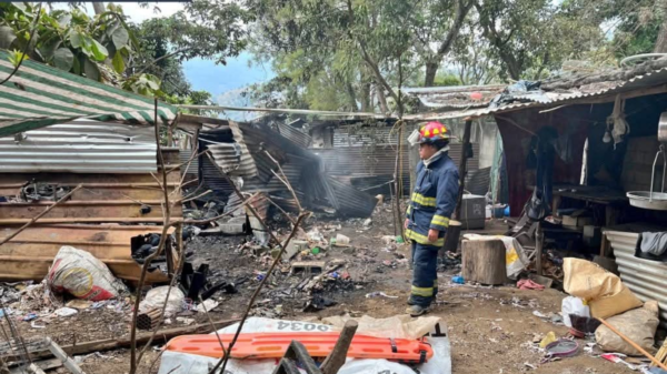 Un trágico incendio en Ciudad Vieja, Sacatepéquez, dejó dos niños muertos y cuatro personas gravemente heridas.