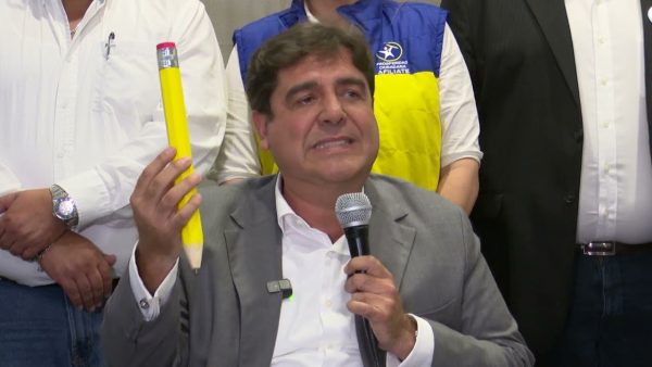 Cambio pretende revivir batalla legal para dejar fuera candidatura presidencial de Carlos Pineda