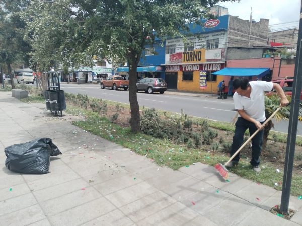 Simpatizantes de Adán Augusto recolecta basura