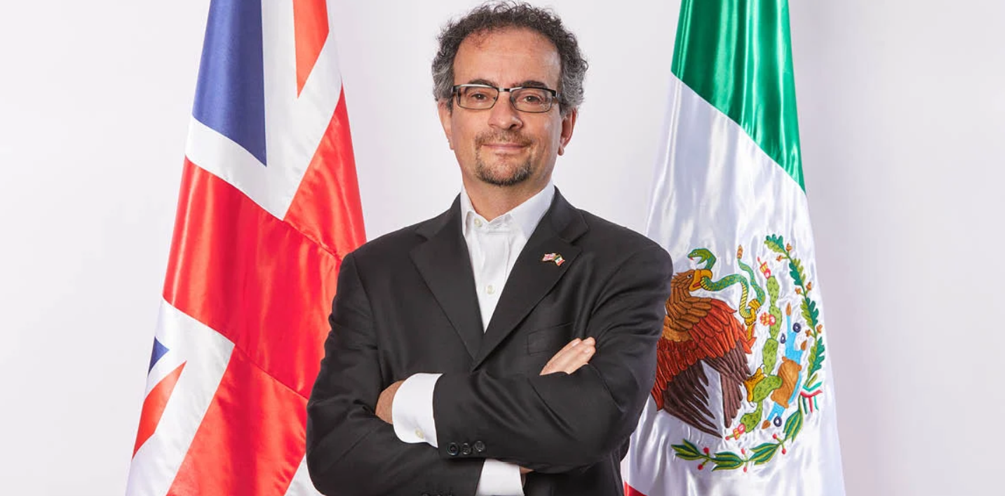 Embajador del Reino Unido en México despedido por apuntar con rifle de asalto a un empleado