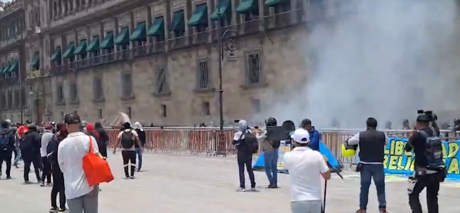 Estudiantes Normalistas de Ayotzinapa Atacan Palacio Nacional con Artefactos Explosivos