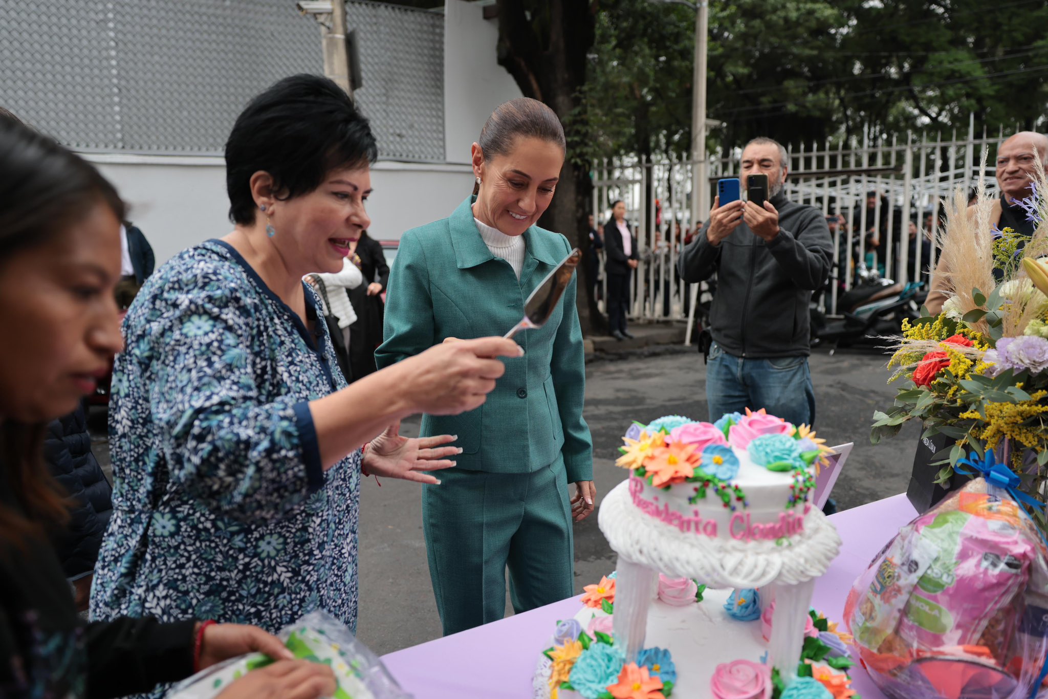 Festejan vecinos y simpatizantes el cumpleaños 62 de Claudia Sheinbaum en Iztapalapa