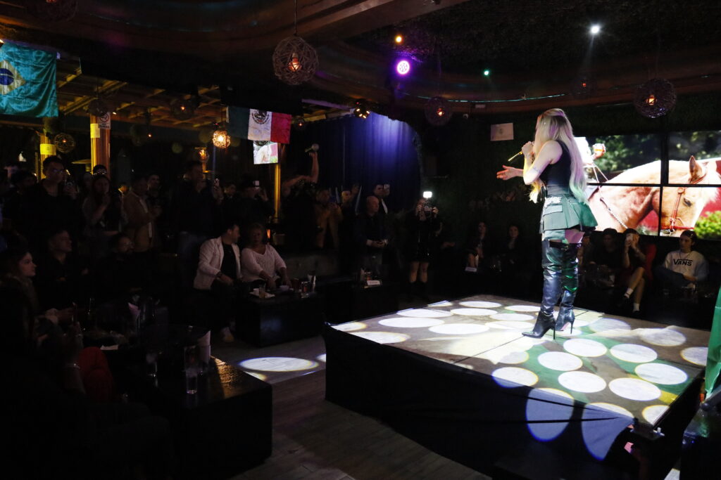 La artista emergente del regional mexicano presentó su nueva propuesta musical con una presentación en vivo que cautivó a los asistentes.