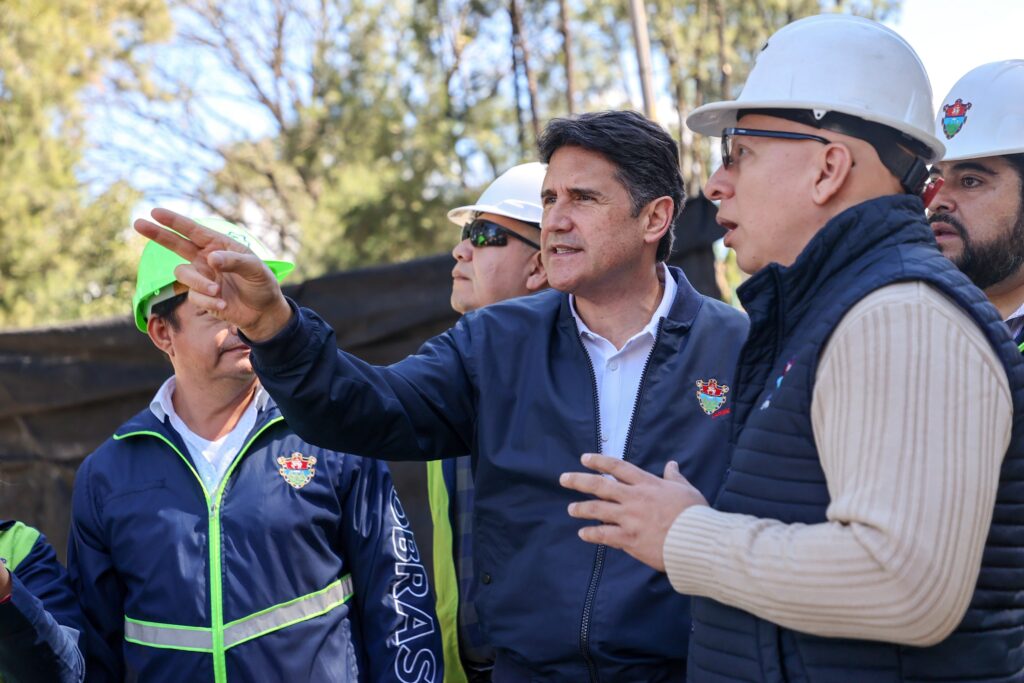 El alcalde Ricardo Quiñonez supervisa el progreso de la obra, que beneficiará a vecinos y conductores de la zona.