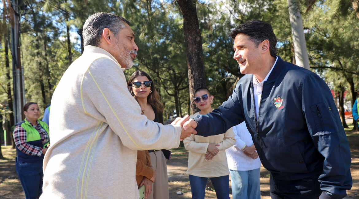 El alcalde Ricardo Quiñonez supervisa el progreso de la obra, que beneficiará a vecinos y conductores de la zona.