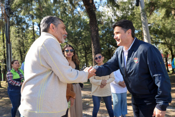 El alcalde Ricardo Quiñonez supervisa el progreso de la obra, que beneficiará a vecinos y conductores de la zona.