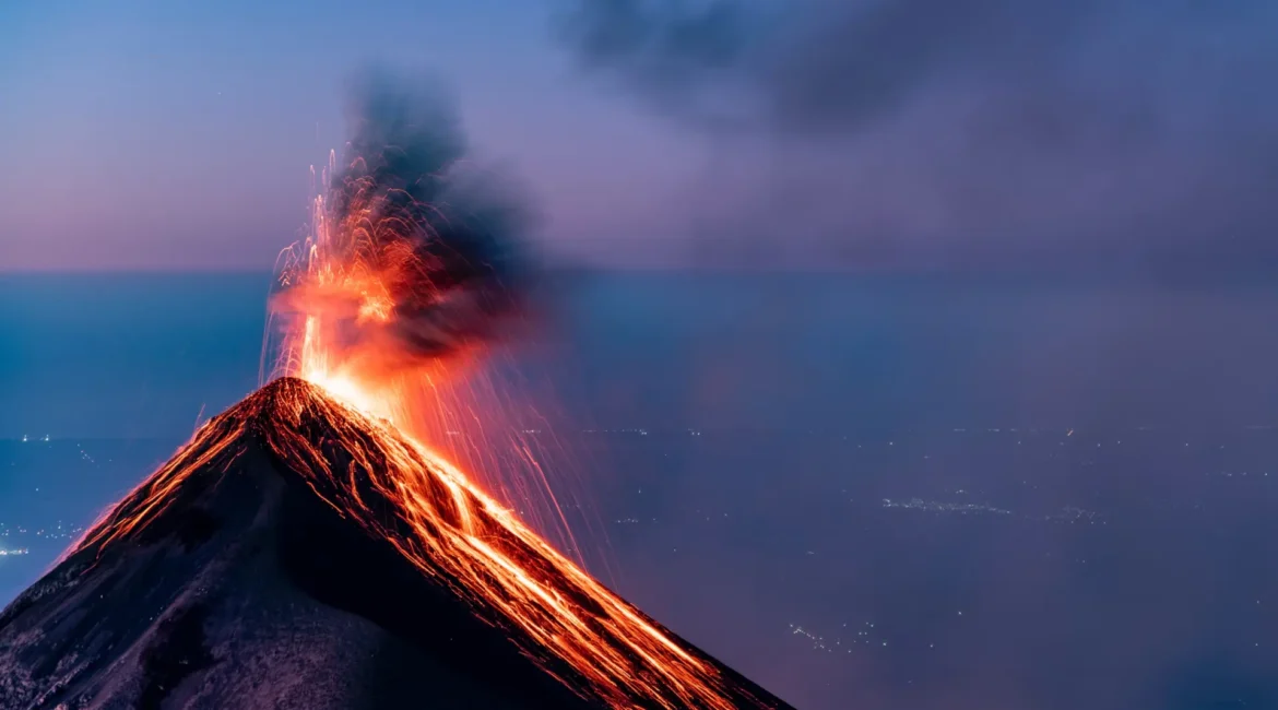 El alcalde Ricardo Quiñónez lidera la respuesta ante el aumento de la actividad del Volcán de Fuego en la Ciudad de Guatemala.
