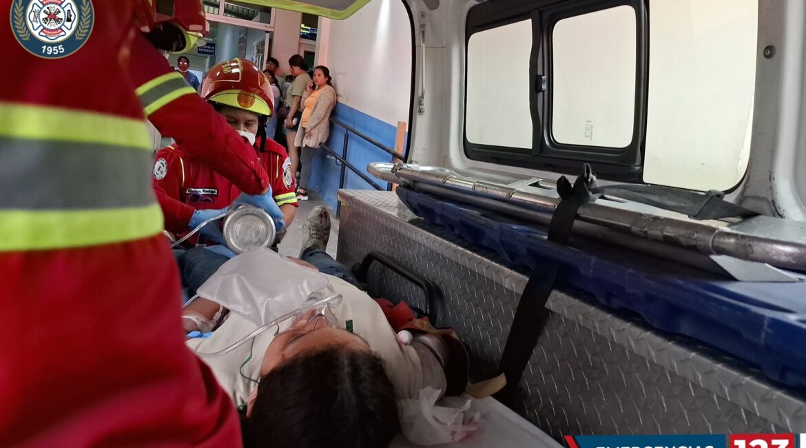 Un ataque armado dentro de una vivienda terminó con la vida de un joven y dejó a dos personas gravemente heridas en la colonia La Verbena.