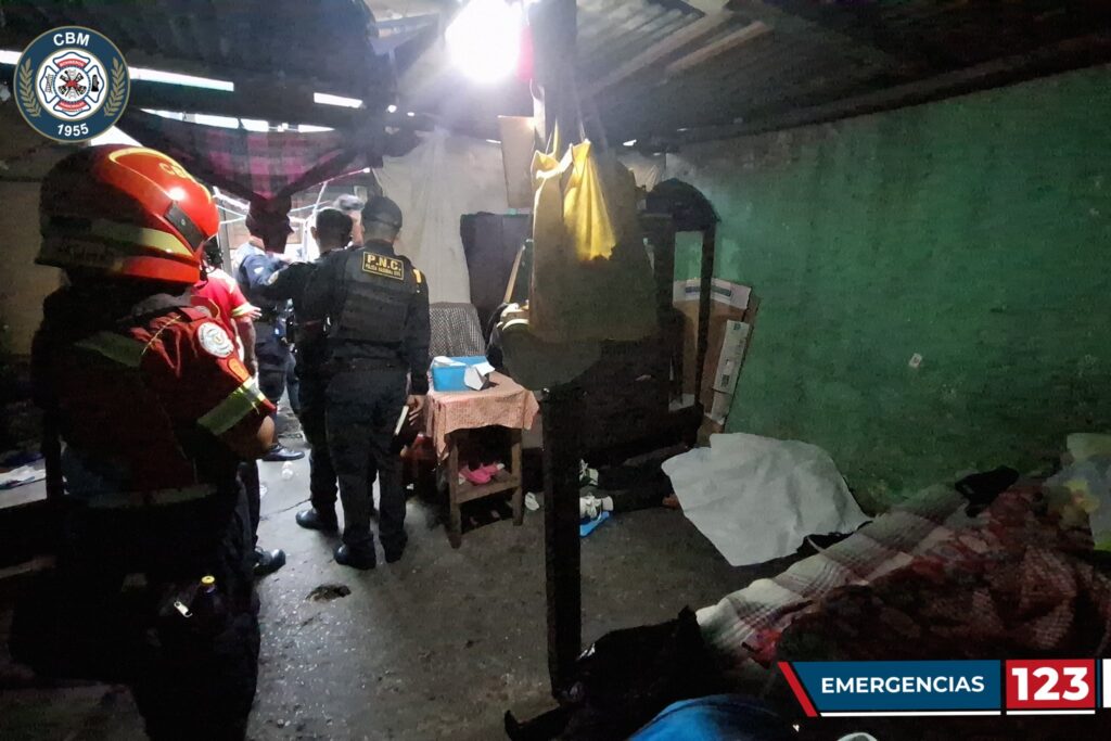 Un ataque armado dentro de una vivienda terminó con la vida de un joven y dejó a dos personas gravemente heridas en la colonia La Verbena.