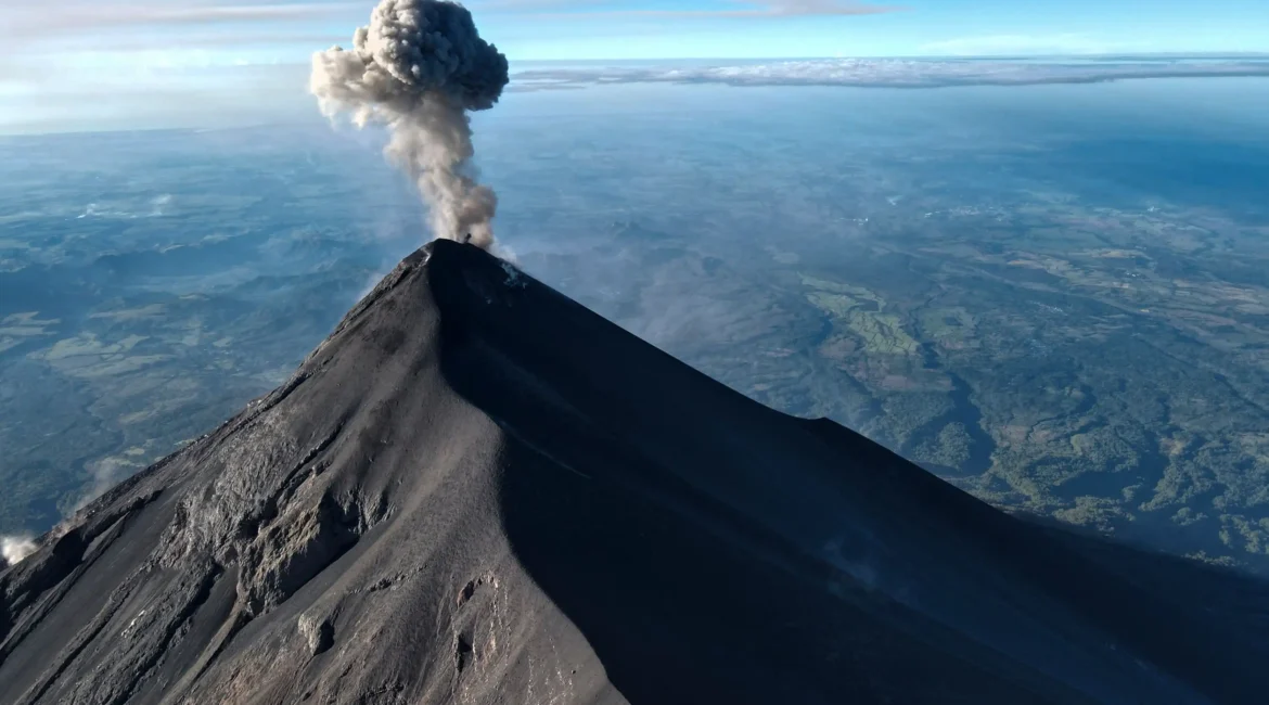 El volcán de Fuego emite columnas de ceniza que podrían afectar la capital y sus alrededores; autoridades piden precaución.