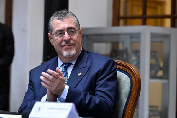 El presidente Bernardo Arévalo presenta un resumen de los logros de su gobierno en 2024, destacando el aumento al salario mínimo.