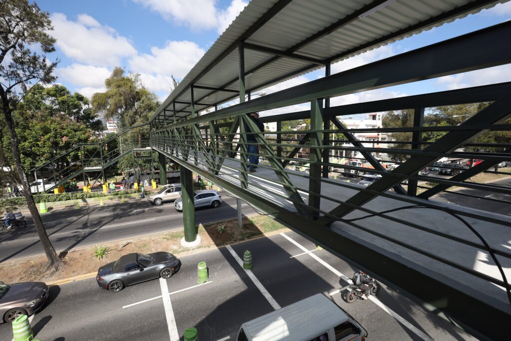 Ricardo Quiñónez inaugura Nueva Pasarela en el Periférico