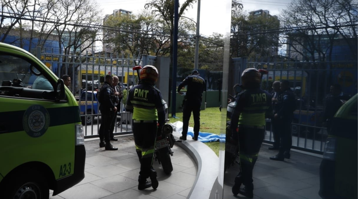 Un trágico accidente se registró en la zona 13 de la ciudad de Guatemala, cuando un joven trabajador que limpiaba vidrios