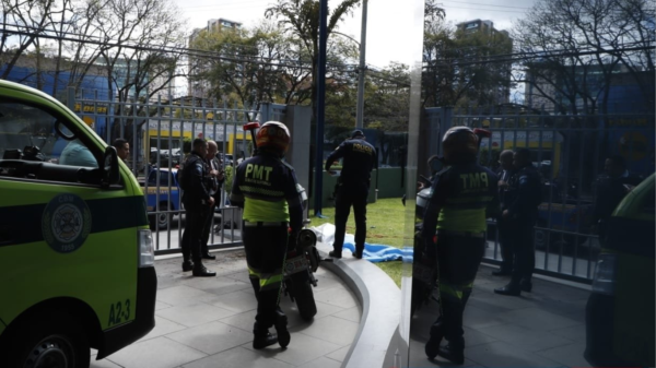 Un trágico accidente se registró en la zona 13 de la ciudad de Guatemala, cuando un joven trabajador que limpiaba vidrios