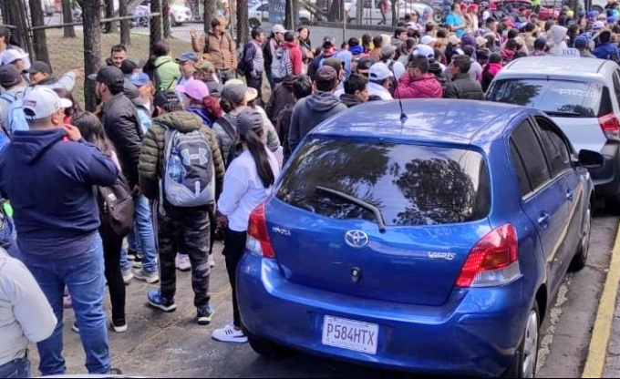 Manifestación de Salubristas Complica el Tránsito en la Calzada Roosevelt