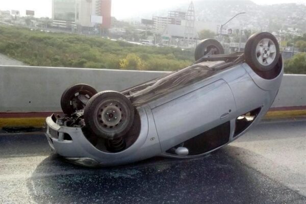 Conductor huye tras volcarse en accidente en zona 3