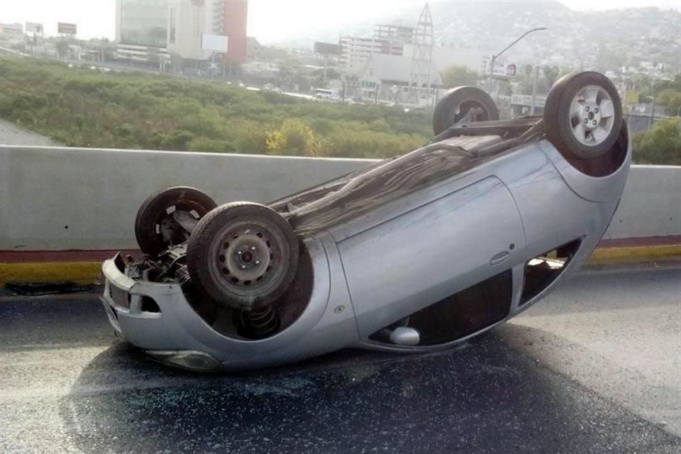 Conductor huye tras volcarse en accidente en zona 3