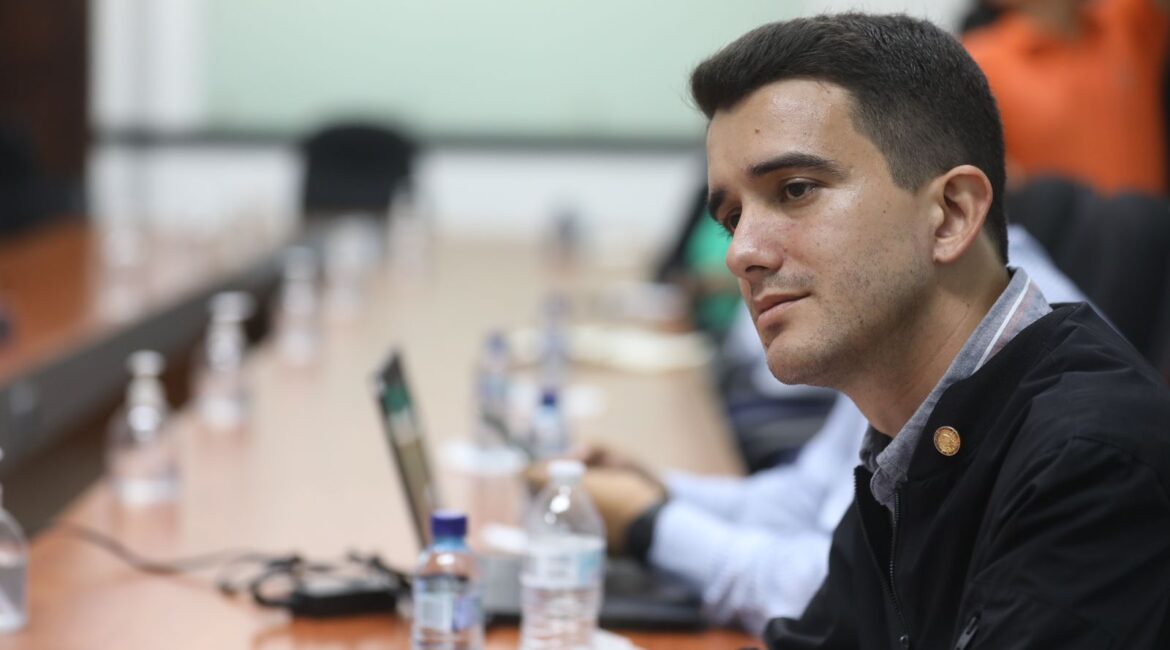 La renuncia de Diego de León como gobernador del departamento de Guatemala se aceptó este viernes, junto a la de su suplente, Cristian Joselito Tzorin García.