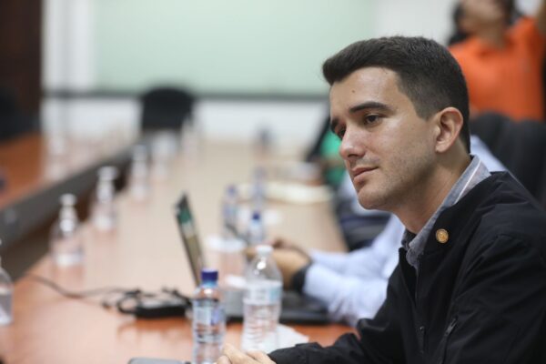 La renuncia de Diego de León como gobernador del departamento de Guatemala se aceptó este viernes, junto a la de su suplente, Cristian Joselito Tzorin García.