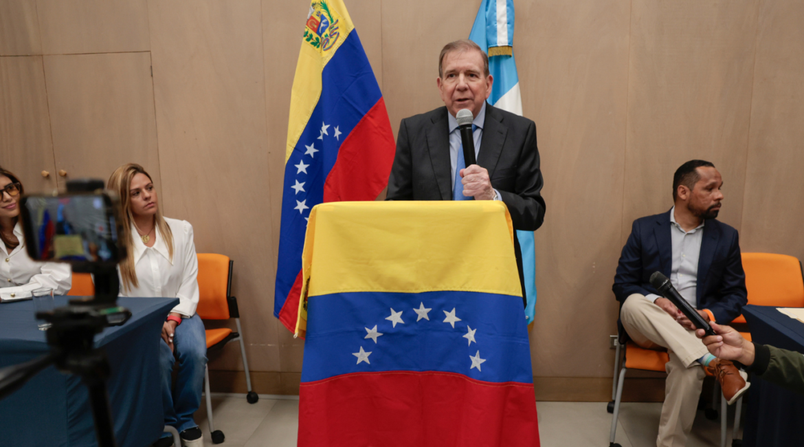 Edmundo González Urrutia, reconocido como presidente electo de Venezuela por varios países, llegó a Ciudad de Guatemala