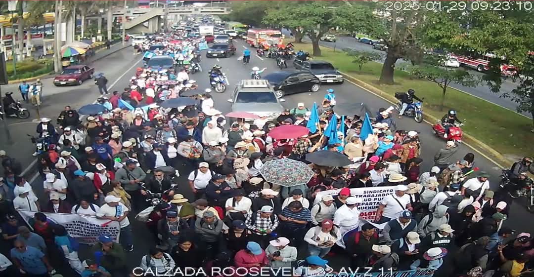 Manifestación de Salubristas Complica el Tránsito en la Calzada Roosevelt