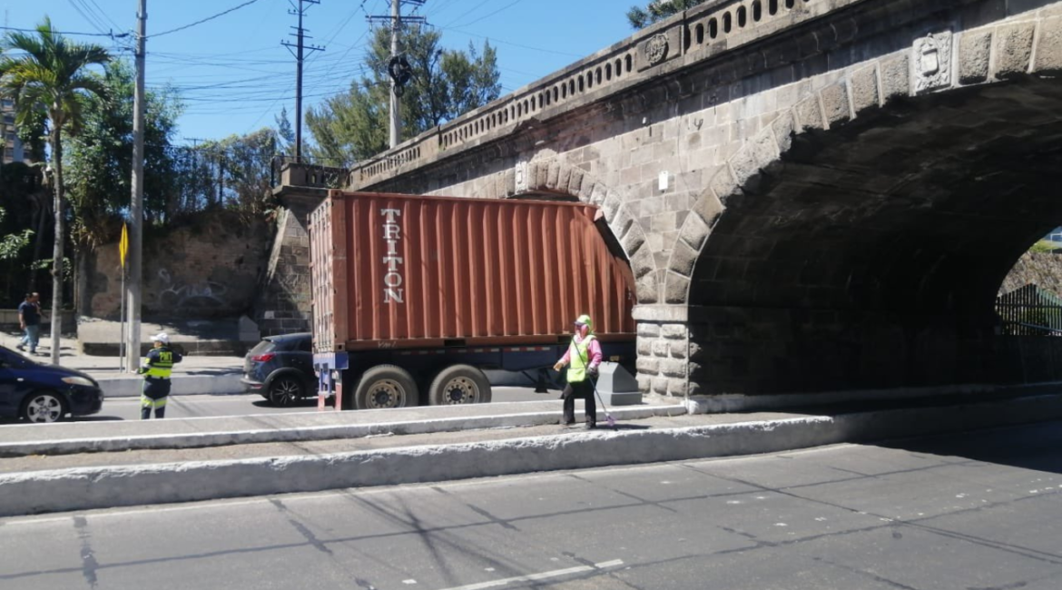 Un cabezal de transporte pesado colisionó con el Puente de la Penitenciaría, dañando esta estructura histórica de la ciudad.