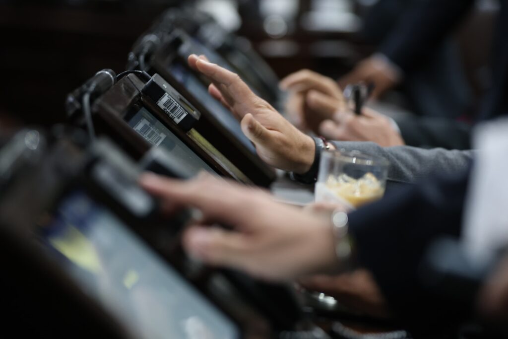 Congreso tiene 24 horas para justificar el aumento de sueldo para los diputados