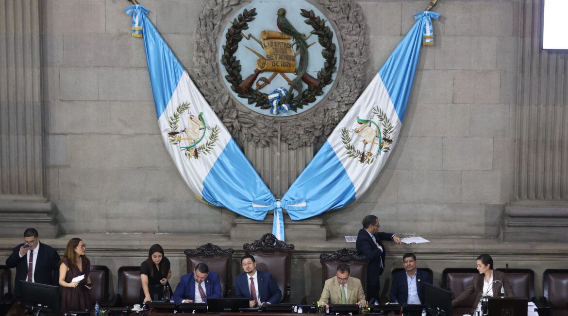 Congreso tiene 24 horas para justificar el aumento de sueldo para los diputados