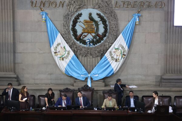 Congreso tiene 24 horas para justificar el aumento de sueldo para los diputados