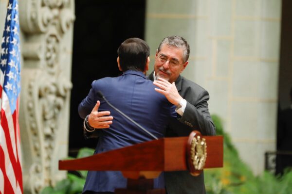 Guatemala y EE. UU. refuerzan acuerdos de cooperación en infraestructura y migración