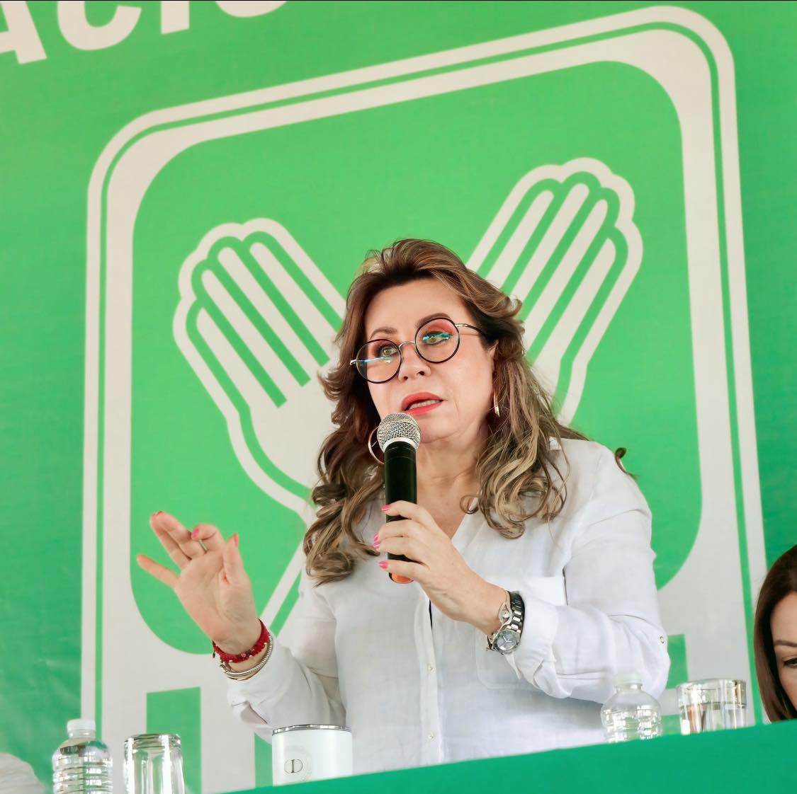 Exdependencia de Sandra Torres compró laptops a más de 30% de sobreprecio.