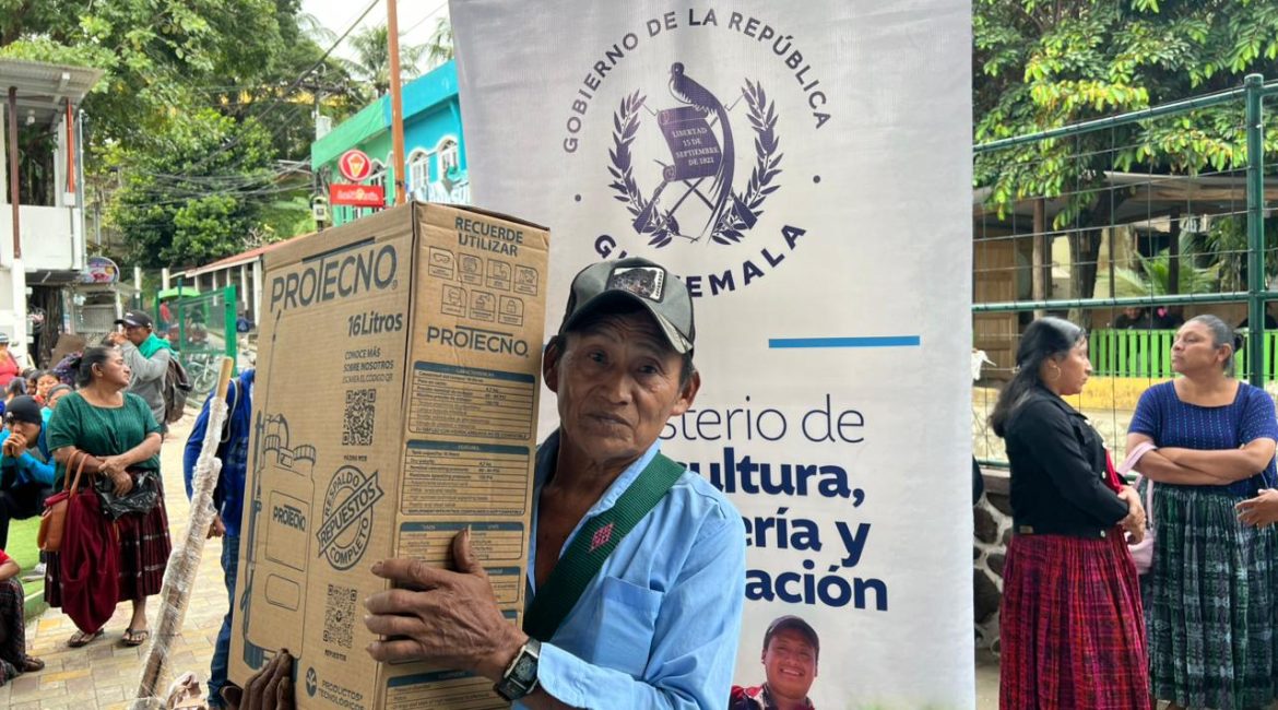 Gobierno de Guatemala entregó suministros para impulsar huertos familiares.