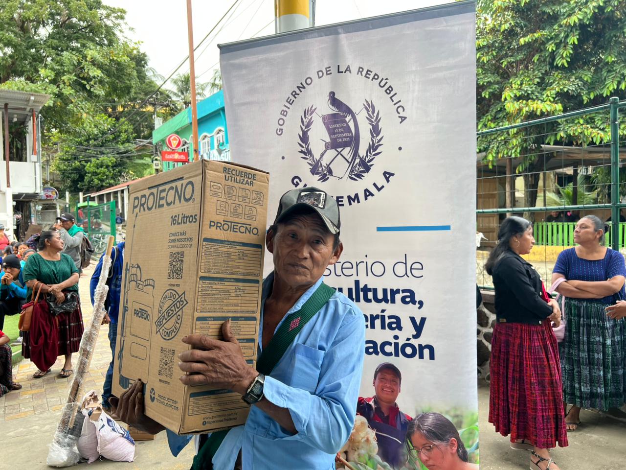 Gobierno de Guatemala entregó suministros para impulsar huertos familiares.