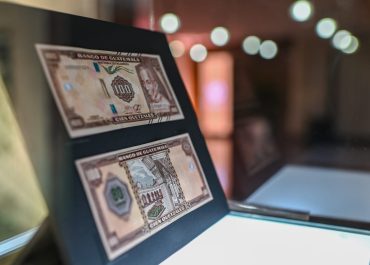 Banco de Guatemala presenta billete conmemorativo de Q100