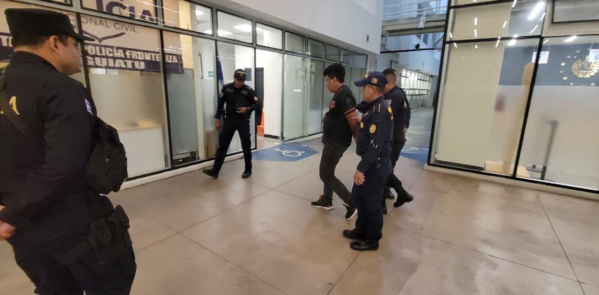 La coordinación entre autoridades guatemaltecas y salvadoreñas permitió la localización y expulsión de un presunto integrante del Barrio 18 que figuraba entre los delincuentes más buscados por la justicia de El Salvador.