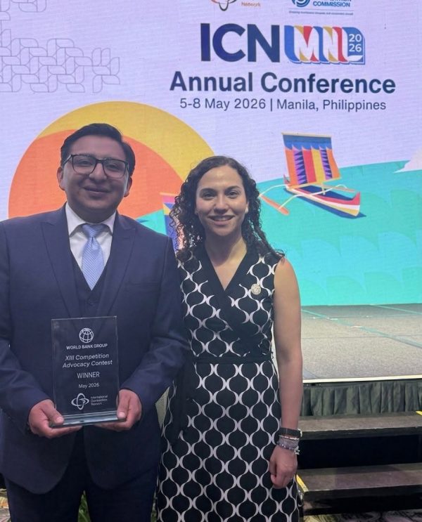 SICOM recibe galardón por el Banco Mundial (fotografía de cortesía)