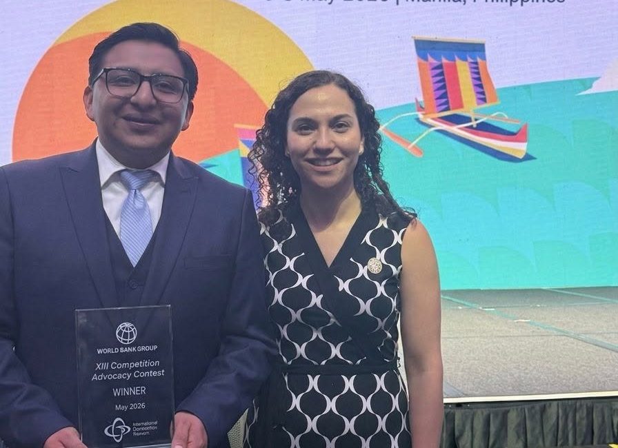 SICOM recibe galardón por el Banco Mundial (fotografía de cortesía)