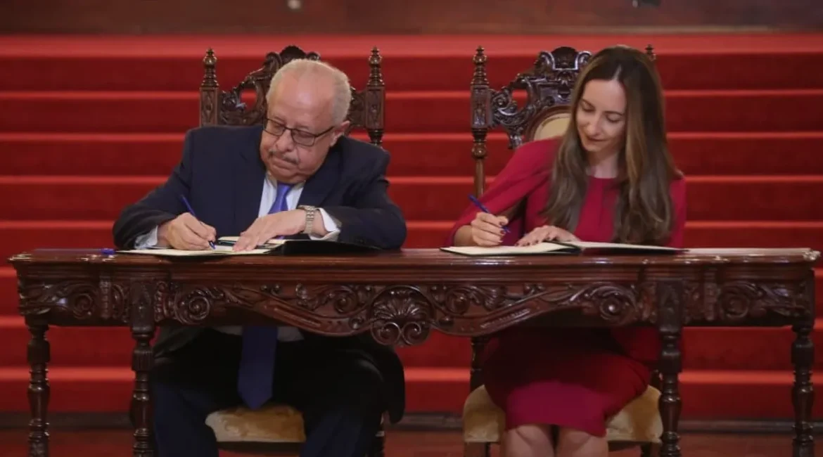 El ministro de Relaciones Exteriores, Carlos Ramiro Martínez, y la embajadora del Reino Unido en Guatemala, Juliana Correa Rivera, firman el Memorándum de Entendimiento para impulsar el proyecto MetroRiel. (Foto Prensa Libre: Byron Baiza)
