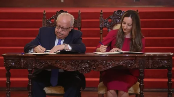 Guatemala firma convenio para impulsar MetroRiel