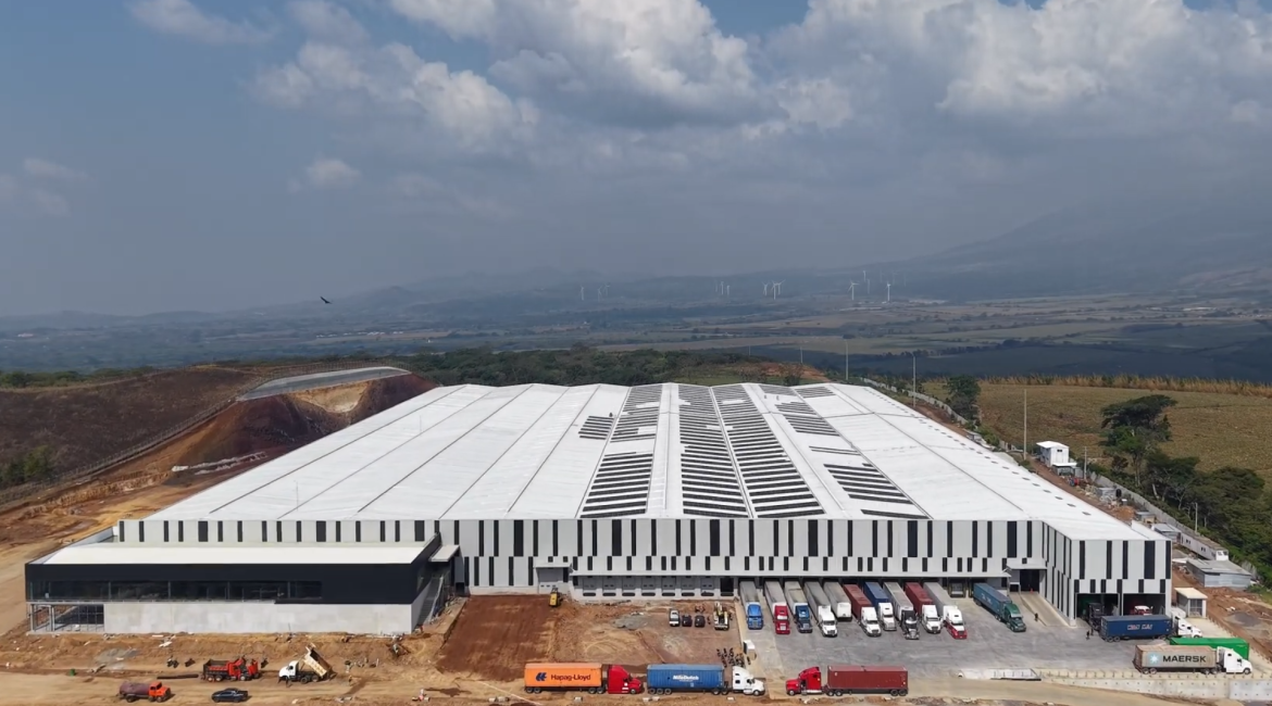 La nueva planta también tendrá un impacto relevante en el mercado laboral. Conforme aumente su capacidad operativa, la empresa estima generar hasta 1,800 empleos directos, contribuyendo al dinamismo económico de Villa Canales y municipios cercanos.
