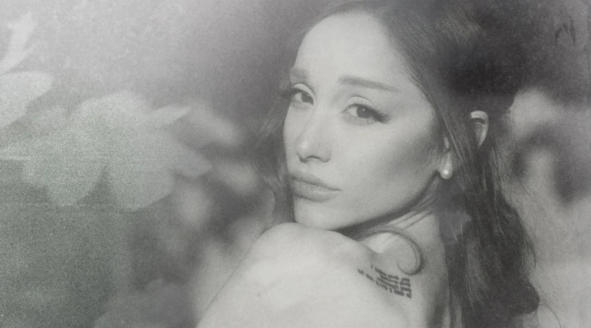 Ariana conquista a la crítica con su nuevo álbum