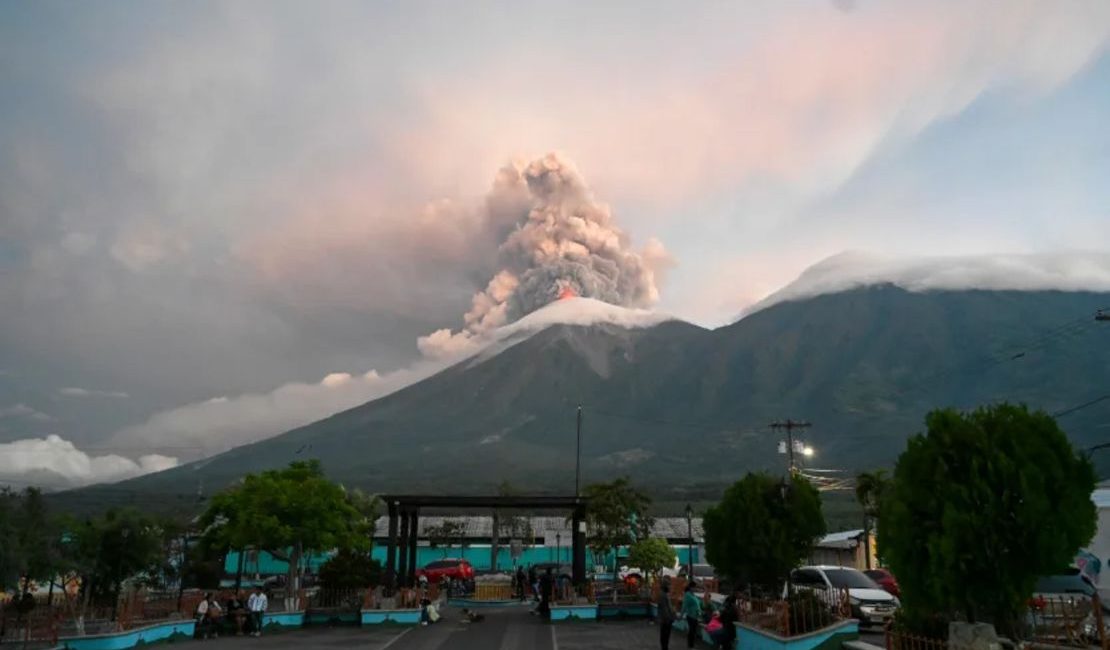 Una inusual actividad volcánica ha llamado la atención de expertos y autoridades internacionales, luego de que Guatemala y Japón registraran erupciones con menos de 24 horas de diferencia.