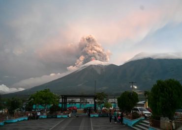 Dos volcanes del Cinturón de Fuego entran en erupción