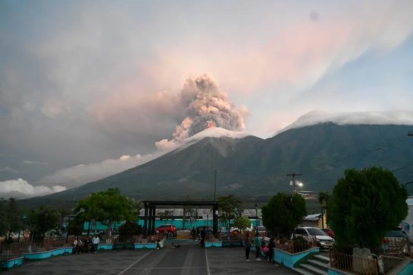Dos volcanes del Cinturón de Fuego entran en erupción