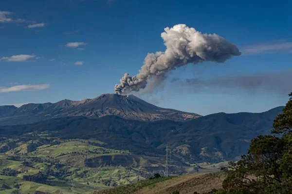 Volcán Puracé emite gases y ceniza en medio del sismo