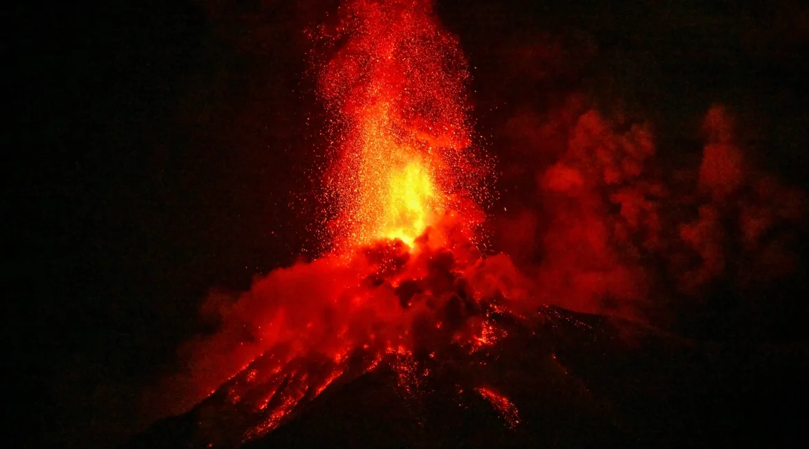 Volcán de Fuego: imágenes muestran columnas de ceniza